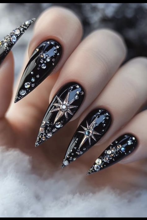 Black December Nails, Dark Christmas Nail Ideas, Christmas Nail Designs Stiletto, Punk Christmas Nails, Christmas Nails Grunge, Dark Xmas Nails, Goth Thanksgiving Nails, Goth Xmas Nails, Witchy Christmas Nails