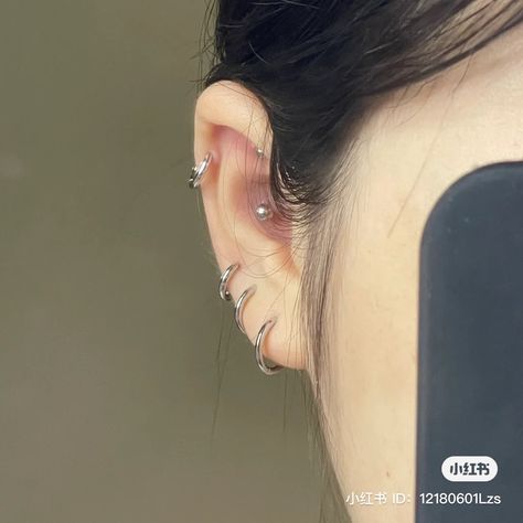 Asian Ear Piercing, Korean Piercings, Ear Piercings Korean, Piercings Oreja Aesthetic, Jennie Piercing Ear, Korean Ear Piercing, Kpop Idol Ear Piercing, K Pop Idol Ear Piercing, Idol Ear Piercing