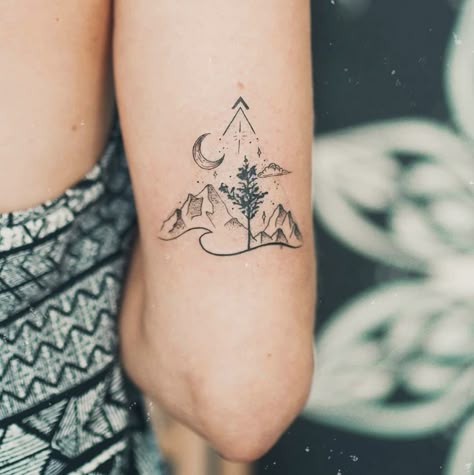 Traveler Tattoos, Moutain Tattoos, A Small Tattoo, Tattoos Aesthetic, Mountains And Trees, Unique Tattoo Ideas, Hiking Tattoo, Muster Tattoos, Mountain Tattoo