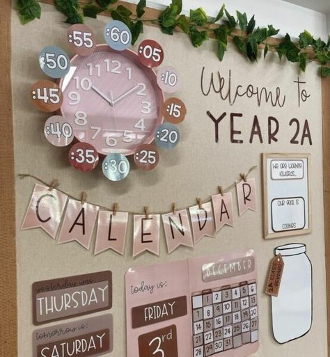 32 Simple Classroom Decoration Ideas Teachers Are Loving in 2024 | Teach Starter Unique Classroom Themes, Teachers Office Ideas, Year 6 Classroom, Eyfs Provision, Boggle Board, Classroom Decoration Ideas, Classroom Aesthetic, Simple Classroom, Classroom Whiteboard