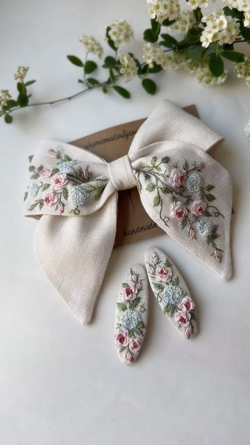 Embroidery Business, Embroidered Hair Bows, Handmade Hair Bows, Craft Booth, Crochet Baby Clothes, Embroidered Bag, Embroidery And Stitching, Handmade Accessories, Hair Band