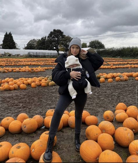 Pumpkin Patch Outfits Women, Naomi Genes, Pumpkin Patch Photoshoot, Pumpkin Patch Pictures, Patch Outfit, Pumpkin Patch Outfit, Moms Goals, Future Mommy, Foto Baby