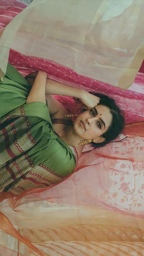 Traditional Women Photography, Sanya Malhotra Saree, Aesthetic Saree Photography, Saree Shoot, Vintage Photography Women, Sanya Malhotra, Studio Photography Fashion, Beautiful Photoshoot Ideas, Saree Poses