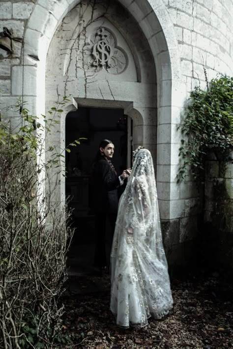 A Bohemian Tale of Love - Wed Vibes Goth Vintage Wedding, Goth Wedding Pictures, Edgy Romantic Wedding, Romantic Goth Couple, Creepy Wedding Photos, Creepy Wedding Aesthetic, Victorian Wedding Bouquet, 1940s Wedding Aesthetic, Old Time Wedding Photos