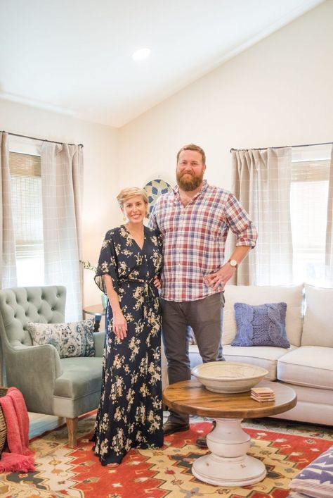 Learn more about who picks up the bill for all the beautiful furniture and home accessories featured on "Home Town." Hgtv Home Town, Hgtv Living Room, Southern Living Rooms, Home Town Hgtv, Interior Design Secrets, Erin Napier, Condo Remodel, Tv Design, Southern Homes