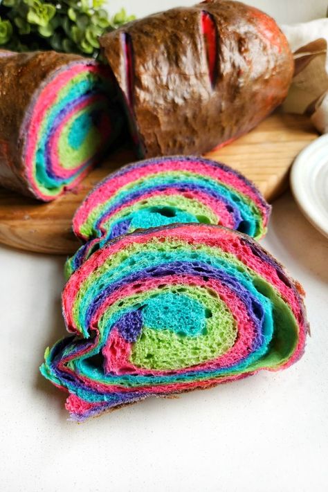 This rainbow french bread is almost too pretty to eat. A soft fresh french loaf that has swirls of coloured dough to make a beautiful rainbow pattern. St Patricks Day Recipes, Neon Food Coloring, Rainbow Bread, Rainbow French, French Loaf, Homemade Soft Pretzels, Colorful Desserts, Breakfast Rolls, Baking Kit