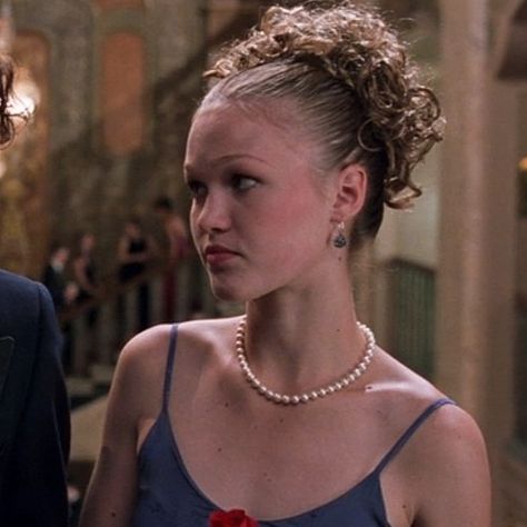 Pretty Hairstyles For Homecoming, 90s Prom Hairstyles, 90s Prom Hair, 90s Hairstyles Curly Hair, Katarina Stratford, Aesthetic Trinkets, Kat Stratford, Prom 2025, Julia Stiles