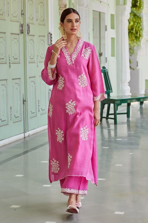 V Neck Silk Kurta, Aza Fashion Suits, Chanderi Cotton Suits Design, Cotton Kurti Plazzo Designs, Floral Print Kurta Designs Women, Trending Neck Designs For Suits, V Neck Kurti Design Indian, V Neck Kurta Design, Aza Fashion Outfits 2024 Suits