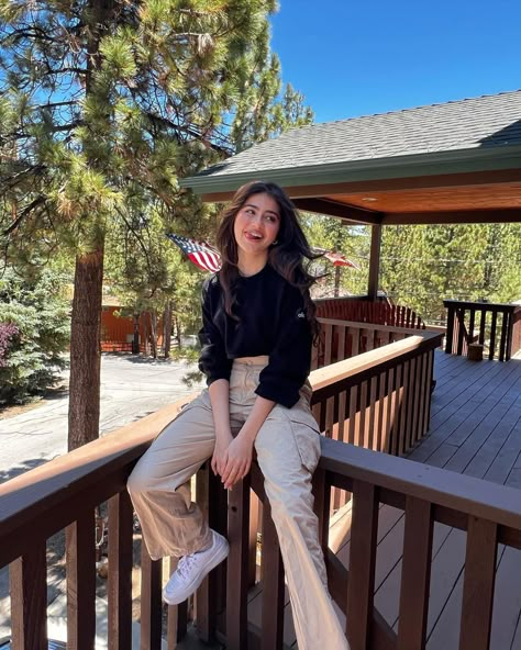 Aditi Bhatia, Chique Outfits, Casual College Outfits, Pose Fotografi, Desi Fashion Casual, Stylish Photo, Stylish Photo Pose, Everyday Fashion Outfits, Casual Day Outfits