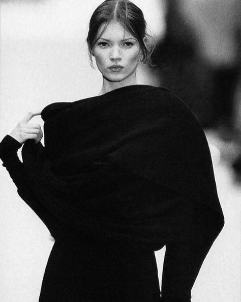 Kate Moss Runway, Jasmin Tookes, Kate Mess, Supermodel Body, Kate Moss 90s, Mode Editorials, 90s Supermodels, Model Lifestyle, Doutzen Kroes