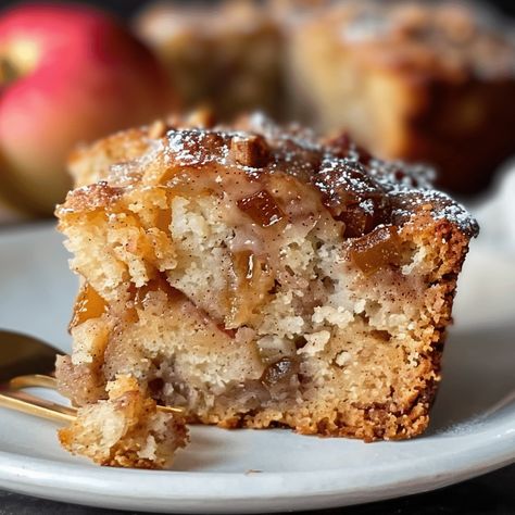 Apple Cinnamon Box Cake, Best Apple Coffee Cake Recipes, Apple Cinnamon Streusel Cake, Apple Cinnamon Coffee Cake Easy, Apple And Cinnamon Recipes, Apple Desserts Christmas, Apple Cake Desserts, Apple Cinnamon Spice Cake, Apple Cinnamon Swirl Cake