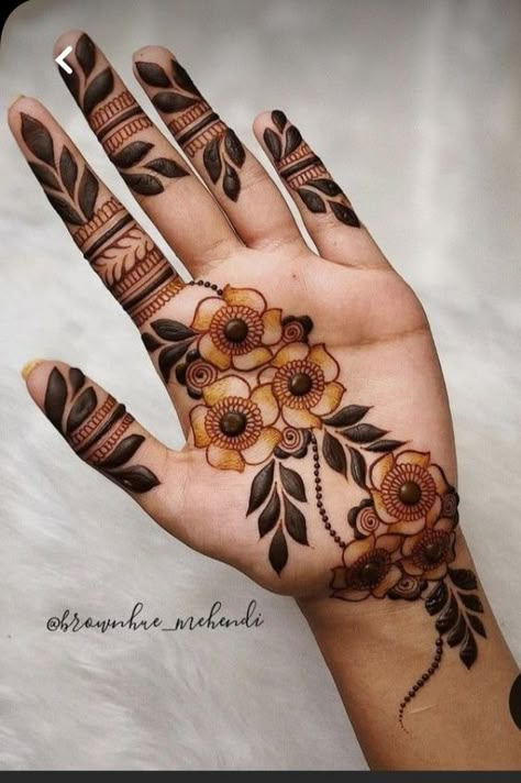 Floral Mehendi, Easy Mehendi Designs, Easy Mehendi, Ramadan Henna, Front Mehndi, Mehedi Design, Simple Mehendi, Palm Mehndi Design, Front Mehndi Design