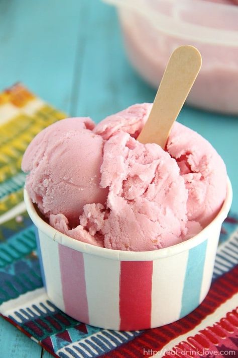 10 FRUITY HOMEMADE ICE CREAM RECIPES TO RING IN SUMMER Strawberry Sherbet, Condensed Milk Ice Cream, Pumpkin Doughnuts, Ice Cream Pictures, Sherbet Recipes, Home Made Ice Cream, Tasty Ice Cream, Raspberry Sherbet, Ice Cream Photography