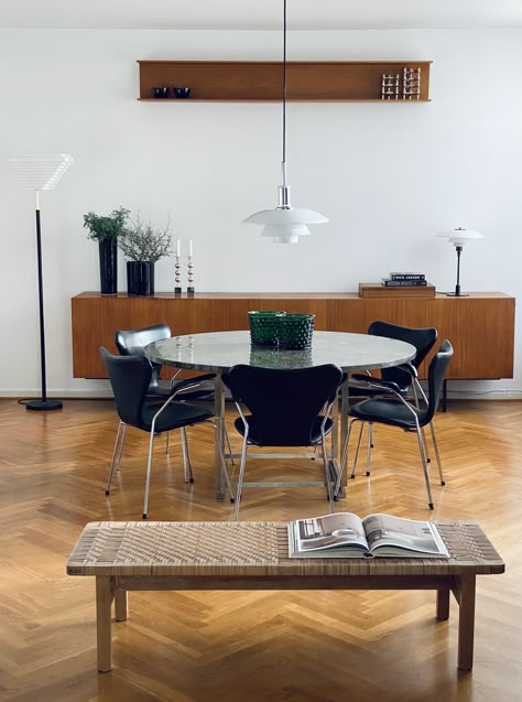 Bauhaus Kitchen, Bauhaus Living Room, Elegant Dining Room Ideas, Small Living Dining, Contemporary Dining Room Design, Dark Wood Dining Table, Nyc Rooms, Modern Traditional Home, Rustic Kitchen Tables