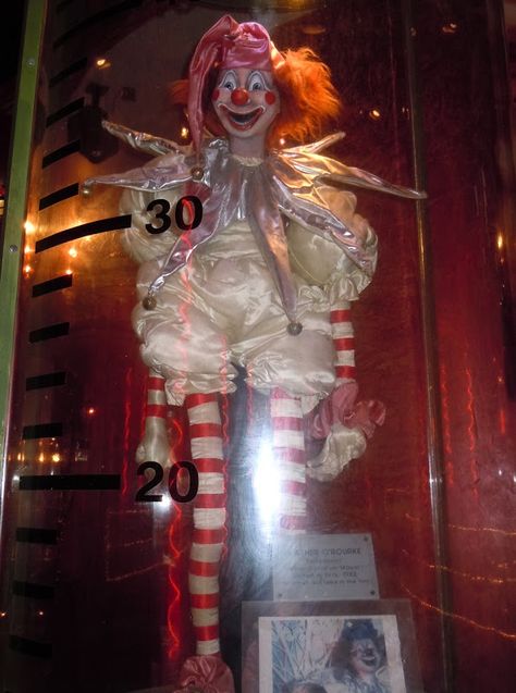 Original clown prop from "Poltergeist" (1982). Why in the world clowns are supposed to be entertainment for kids is completely beyond me. Creepy is not the word. Poltergeist Clown Doll, Poltergeist Movie, Poltergeist 1982, Film Costumes, Doll Props, Clown Doll, Haunted Dollhouse, Horror Pictures, 80s Horror