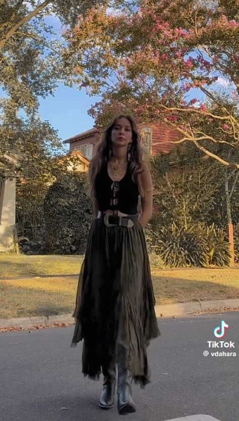 Ren Faire Outfits Cold Weather, Southern Gothic Aesthetic Witches, Witchy Ren Faire Outfit, Southern Gothic Outfit Aesthetic, Swamp Witch Aesthetic Outfit, Yallternative Women, Goth Ren Faire Outfit, Bog Witch Aesthetic Outfit, Gothic Festival Outfits