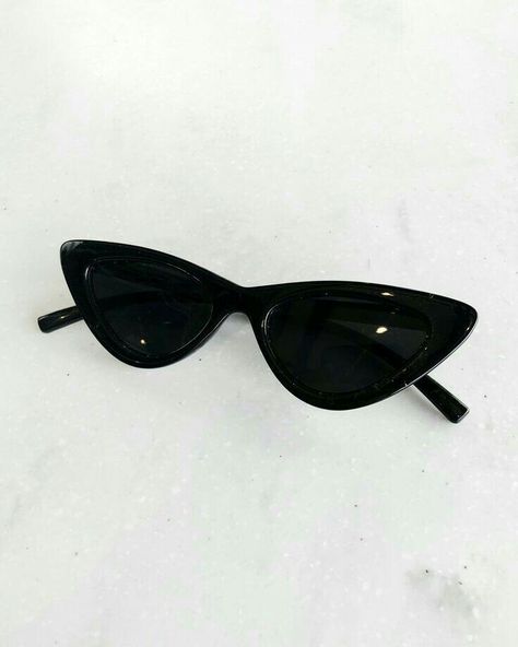 Black Sunglasses Aesthetic, Sunglasses Aesthetic, Round Lens Sunglasses, Cat Eye Colors, Clear Glasses Frames, Fake Glasses, Small Sunglasses, Metal Frame Glasses, Trendy Glasses