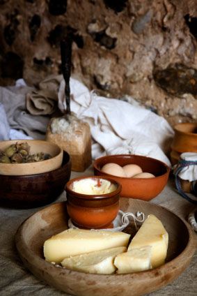 Food common in 12th century England Midevil Recipes, Medieval Feast, Medieval Cooking, Medieval Kitchen, Viking Food, Ancient Food, Historical Food, Medieval Banquet, Medieval Food