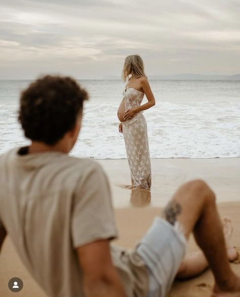 Trust Your Partner, Shooting Photo Couple, Maternity Shoot Beach, Beach Pregnancy Announcement, Beach Maternity Pictures, Maternity Photography Beach, Pregnancy Announcement Photoshoot, Maternity Photography Poses Outdoors, Baby Announcement Photoshoot