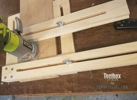 How to Make a Dado Jig for Palm Router - Sawdust Girl® Router Jigs, Diy Router Table, Wood Jig, Woodworking Jig Plans, Jigsaw Projects, Diy Tools Homemade, Sawdust Girl, Diy Router, Woodworking Jigsaw