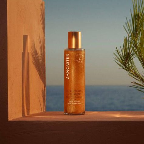 Dry shimmering after sun oilDe legendarische Golden Tan Maximizer After Sun verzorging is opnieuw geformuleerd en nog milder voor de huid zodat deze nog aantrekkelijker en effectiever isDe Golden Tan Maximizer After Sun Oil (150 ml flaconis verrijkt met goudkleurige parelmoerpigmentenEr zitten maar liefst zes natuurlijke oliën in de formule die de huid samen perfect voeden en een plezierigedroge finish met fluweelzacht effect gevenDe olie laat behalve de iconische geur ook een licht Tanning Oil Photography, Spf Photography, Diy Tanning Oil, Diy Tanning, Tan Oil, Bronzing Oil, Sun Oil, Tanning Drops, Shimmer Oil