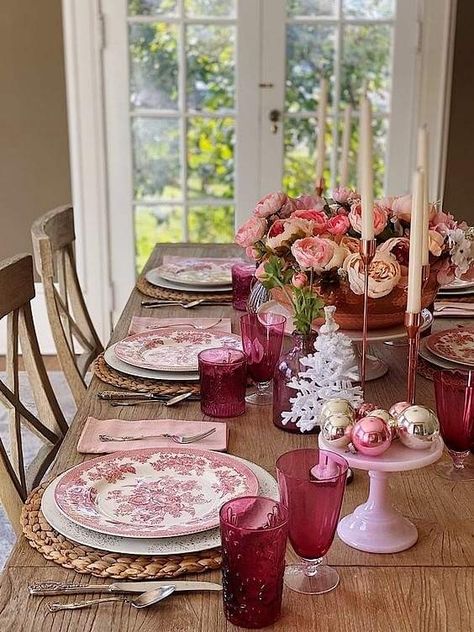 Christmas Dining Room Decor, Pink Dining Rooms, Dining Room Decor Ideas, Pink China, Christmas Dining Room, Brunch Table, Cozy Christmas Decor, Christmas Dinner Table, Table Setting Decor