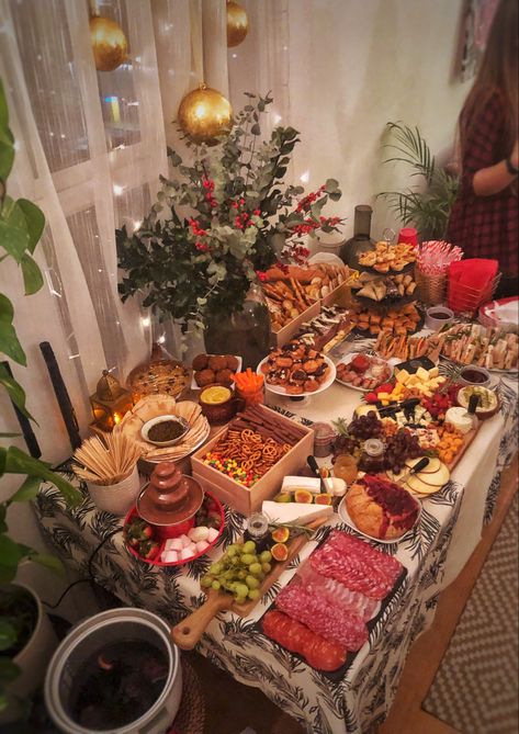 Food Table Christmas, Food Buffet Table Ideas Decor For Christmas, New Year’s Eve Buffet Table, Festive Grazing Table, Christmas Cold Buffet Ideas, Christmas Eve Family Dinner, Christmas Party Charcuterie Table, Christmas Food Table Ideas, Easy Christmas Buffet Food