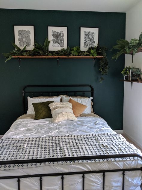 Bohemian Guest Bedroom, Lights Room Decor, Green Bedroom Walls, Small Guest Bedroom, Bedroom Ideas For Couples, Green Accent Walls, Decor Ideas Bedroom, Dekorasi Kamar Tidur, Bedroom Wall Colors