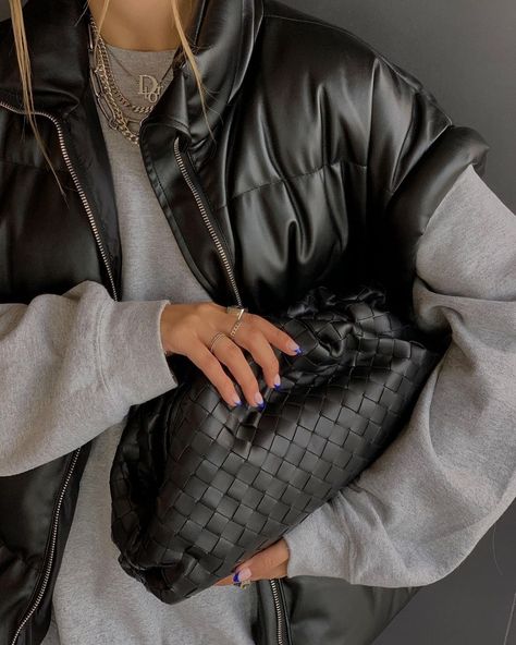 Pouch Bag Outfit, Clutch Bag Outfit, Sofia Coelho, Clutch Outfit, Style Inspiration Winter, Winter Outfits For Work, Leather Clutch Bags, Leather Pouch, Fall Looks