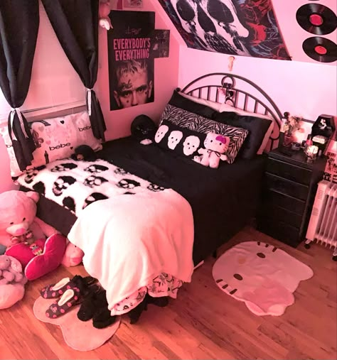 pink and  black teen girl bedroom alternative y2k Room Emo Aesthetic, Room Ideas Mcbling, Pink Goth Room Aesthetic, Colorful Gothic Decor, Things For Ur Room, Goth Room Ideas Bedrooms, Pastel Goth Aesthetic Room, Goth Room Aesthetic, Pink Goth Room