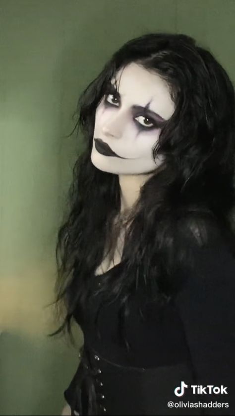 Characters That Wear Black, Gothic Victorian Halloween Costume, Goth Tinkerbell Costume, Easy Creepy Makeup, Womens Halloween Costume Scary, The Crow Halloween Costume Women, The Crow Inspired Makeup, Female Scary Halloween Costumes, Halloween Face Paint Makeup