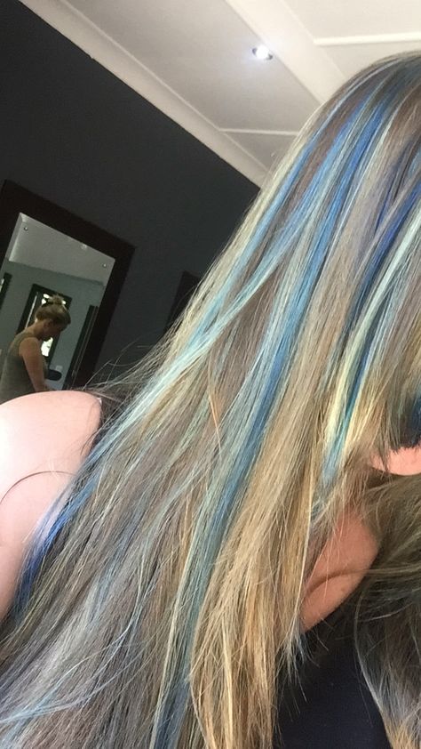 Blue highlights Dyed Hair Inspiration For Blondes, Blue And Blonde Skunk Stripe Hair, Colored Hair Highlights Blonde, Blonde Hair Dark Blue Highlights, Dyed Hair For Summer, Hair Streaks For Blonde Hair, Blonde Hair With Navy Blue Highlights, Blue Hair With Highlights Blonde, Midnight Blue And Blonde Hair