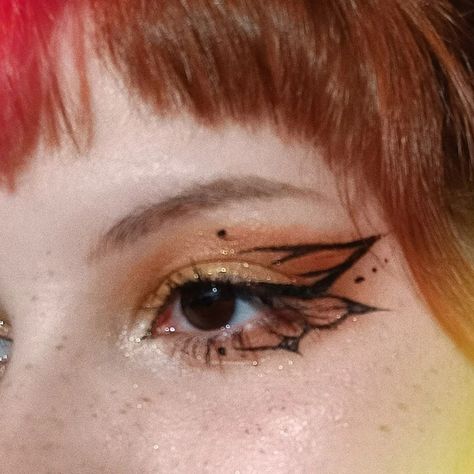 Concert Makeup Colorful, Fantasy Eyeliner Ideas, Fun Graphic Eyeliner, Fun Concert Makeup, Fantasy Eyeliner, Funky Makeup Creative, Cool Eyeliner Designs, Funky Eyeliner, Fairy Eyeliner