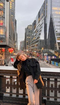 Mew York Winter Outfits, Nyc Photoshoot Ideas Winter, New York City Instagram Pictures, Chicago Outfit Ideas, Poses In Bed, New York Outfits Winter, Winter Outfits New York City, New York Photo Ideas, New York City Pictures