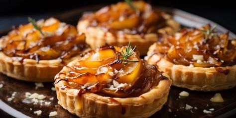 Brie And Caramelized Onion Tart, Apple Tartlets, Onion Appetizers, Baking Business Ideas, Baking Savory, Caramelised Onion Tart, Onion Quiche, Apple Tarts, Cajun Chicken Recipes