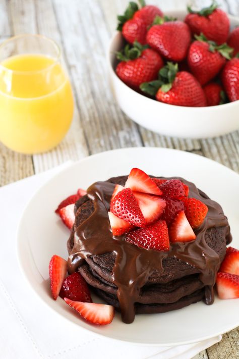 Gluten Free Vegan Double Chocolate Pancakes. Fluffy chocolate pancakes, covered in a simple chocolate sauce and fresh strawberries. Quite the decadent breakfast! Double Chocolate Pancakes, Strawberry Gluten Free, Diet Desserts Recipes, Keto Cupcakes, Low Carb Pancakes, Chocolate Pancakes, Keto Pancakes, Keto Breakfast Recipes, Pancake Recipes