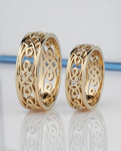 Wedding rings with enchanting love knot design. These rings are more than just a jewelry; they are a beautiful reflection of your eternal bond. Wedding Rings Infinity, Wedding Band His And Hers, Celtic Wedding Band Set, Black Ring Set, Wedding Band His, Rings Infinity, His And Hers Rings, Celtic Wedding Bands, Set Couple