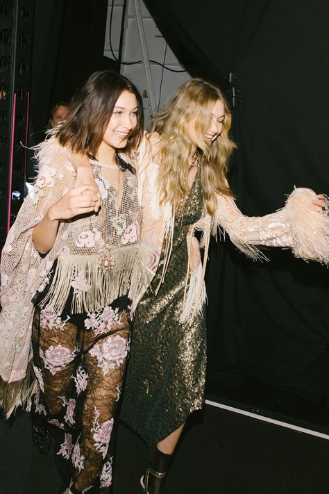 Anna Sui Fashion, Bella And Gigi Hadid, Gigi And Bella Hadid, Moss Fashion, Bella Gigi Hadid, Gigi And Bella, Bella Gigi, Hadid Sisters, Bella Hadid Style