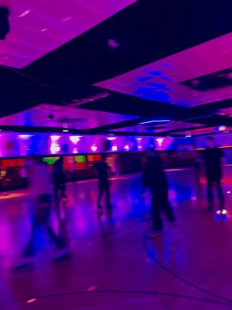 Euphoria Roller Skating, 90s Roller Skating Aesthetic, Roller Skating Background, Neon Roller Rink, Roller Skating Aesthetic Pictures, 80s Roller Rink Aesthetic, Rollerskating Rink Aesthetic, Skate Rink Aesthetic, Neon Roller Skating Party