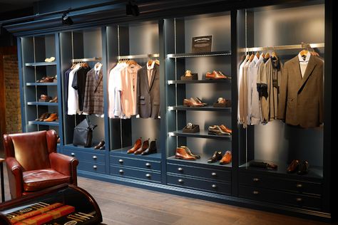 Is aantrekkelijker en een mooie schikking, die ik zal gebruiken bij de herenkledij. Furniture Store Interior Design, Furniture Store Interior, Plan Garage, Interior Clothing, Clothing Display, Suit Stores, Clothing Store Interior, Clothing Store Design, Store Design Boutique