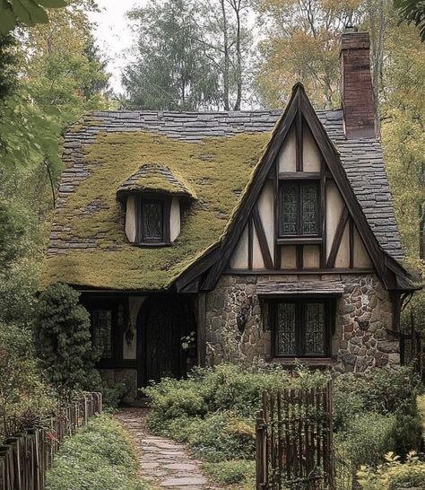 Medieval Home Exterior, Thatch Roof Cottage, Scottish Home Exterior, English Cottage Layout, Wizard Cottage, Witch Cottage Exterior, Cottage Medieval, Small Medieval House, Alpine Cottage