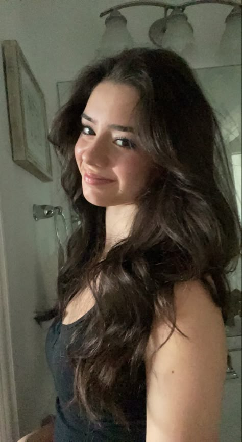 Curtain Bangs Curled Long Hair, Loose Curls Curtain Bangs, Loose Curls Prom Hair, Wavy Puffy Hair, Wavy Hair With Volume, Curled Hair With Curtain Bangs, Wavy Side Part Hair, Wavy Hair Front View, Black Curled Hair