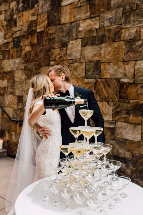 25 Epic Champagne Towers to Inspire your Wedding Celebration Champagne Tour Wedding, Champagne Towers Wedding, Coupe Champagne Tower, Champagne Pyramid Wedding, Champagne Waterfall, Champagne Tower Aesthetic, Champagne And White Wedding, Champagne Toast Wedding, Small Summer Wedding