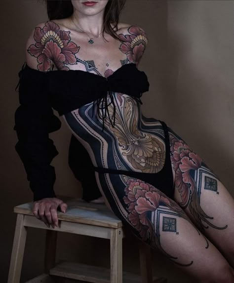 Japanese Body Suit Tattoo Woman, Body Suit Tattoo Woman, Tattoos Torso, 16 Tattoo, Torso Tattoos, Blackout Tattoo, Tattoed Women, Geniale Tattoos, Body Suit Tattoo