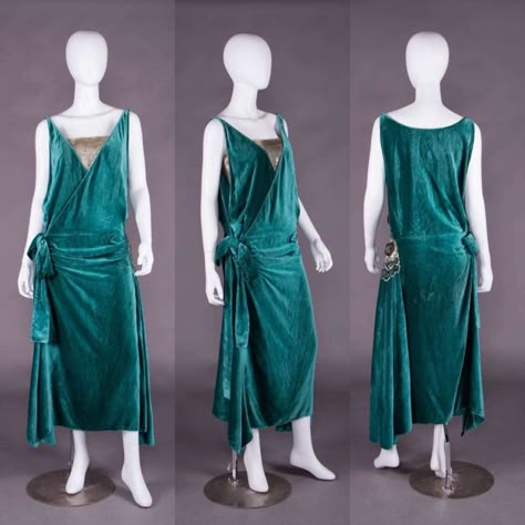 Rate the Dress: 1920's velvet - The Dreamstress 1920s Evening Gowns, Edwardian Day Dress, 1920s Gown, 1920s Day Dress, Dress Creator, Forties Fashion, Vintage Clothes Patterns, Classical Dress, 1920 Dress