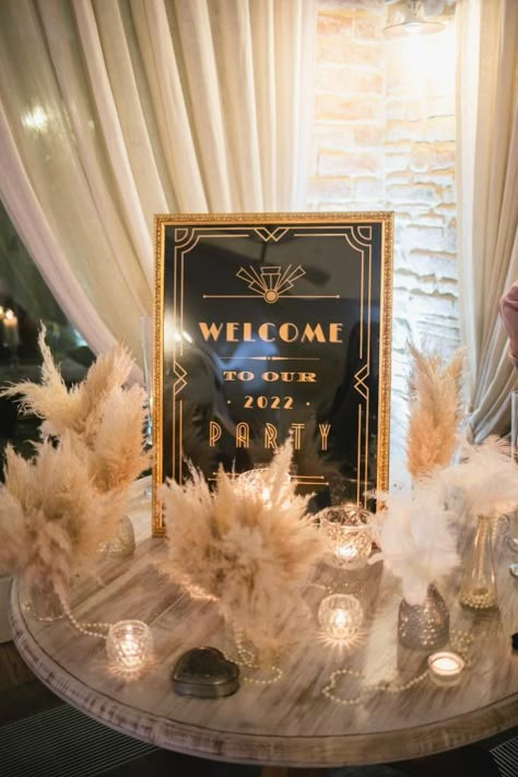 1920s Event Decor, 1920s Hen Party Ideas, Roaring 20 Table Decor, Gatsby Party Decorations 1920s, Classy 1920s Party, Great Gatsby Table Decorations, Roaring 20s Table Decorations, 20s Bday Party, Charleston Theme Party