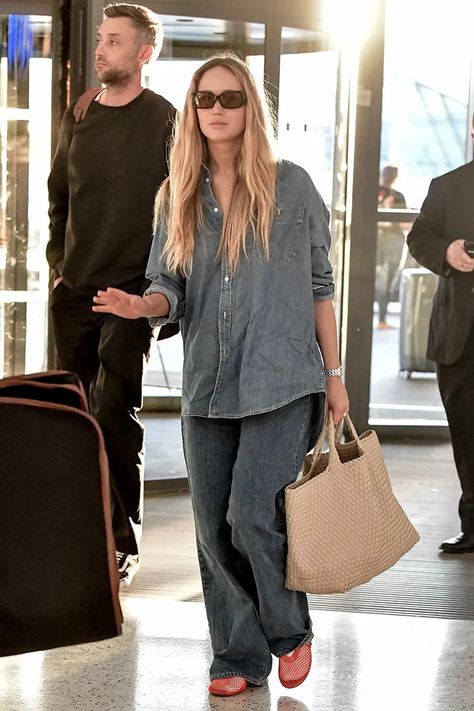 Jennifer Lawrence Wore the Puddle-Jeans Trend to the Airport | Who What Wear Jennifer Lawrence Street Style, Jennifer Lawrence Style, Jean Trends, Denim Trends, Fashion People, Casual Chic Outfit, Mode Inspo, Jennifer Lawrence, Airport Outfit