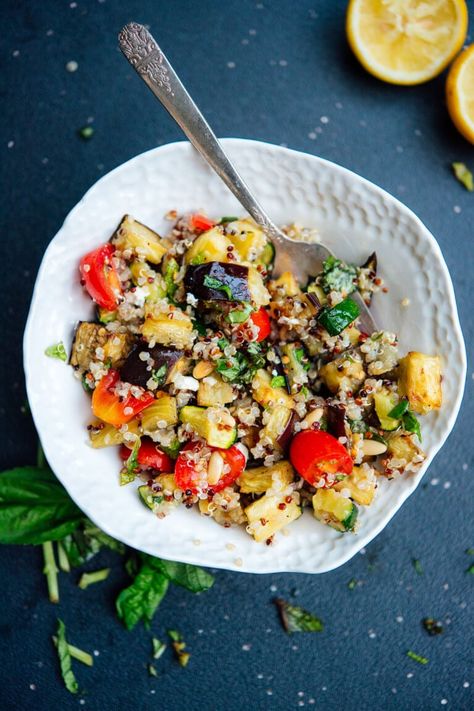 This Mediterranean quinoa salad is full of FRESH summertime flavors! #quinoasalad #mediterranean #quinoarecipe #summerrecipe Roasted Summer Vegetables, Mediterranean Recipes Healthy, Mediterranean Quinoa, Mediterranean Diet Recipes Dinners, Tomato Cucumber Salad, Salad Aesthetic, Veggie Recipe, Mediterranean Quinoa Salad, Summer Eats