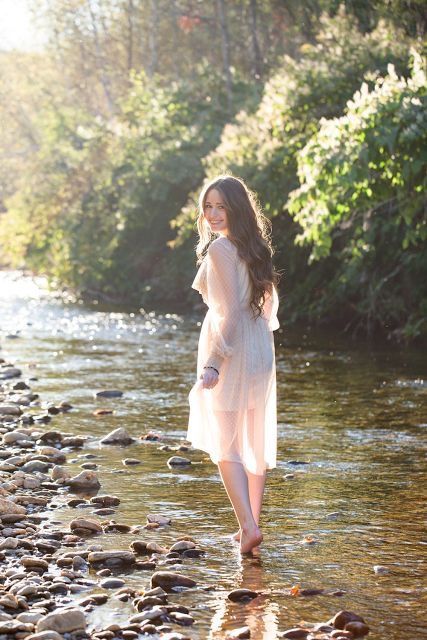 Lake Photoshoot, Senior Photography Poses, Senior Photo Poses, Nature Photoshoot, Senior Photo Ideas, Senior Pic Ideas, Lace Dress Vintage, Outdoor Portraits, Senior Photoshoot