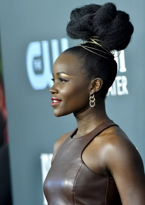 Lupita Nyong'o's Gold-Wired Updo at the 2020 Critics' Choice Awards African Hairstyles For Short Hair, Hairstyles With Natural Hair, Fashion Show Hair, Natural Bridal Hair, Rope Braided Hairstyle, Black Love Artwork, Urban Shoot, Bride Hairstyles Updo, Pompadour Style